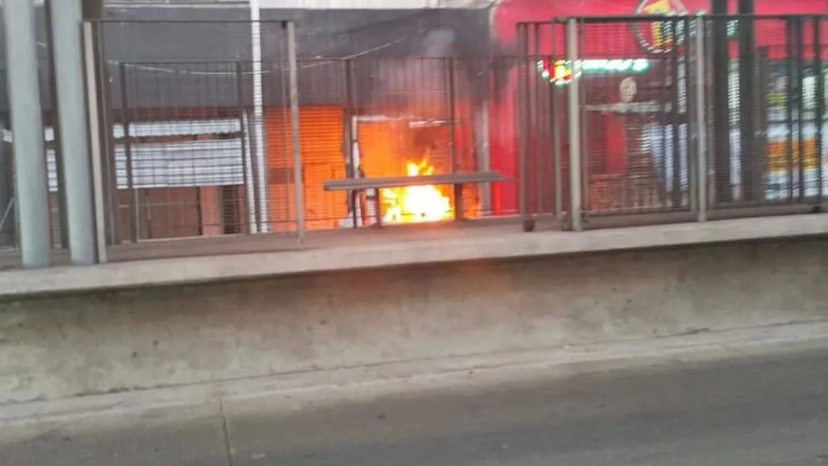 Fuego destruye puesto semifijo cerca de Plaza de la Mujer en Acapulco