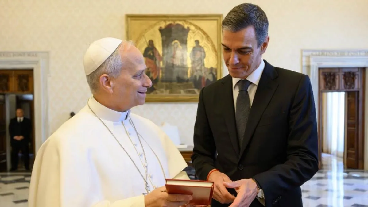 León XIV y Pedro Sánchez sostienen encuentro en el Vaticano previo a gira papal
