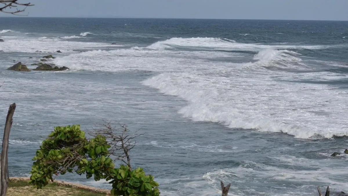 Guerrero entra en alerta por mar de fondo; piden no meterse al mar desde este sábado