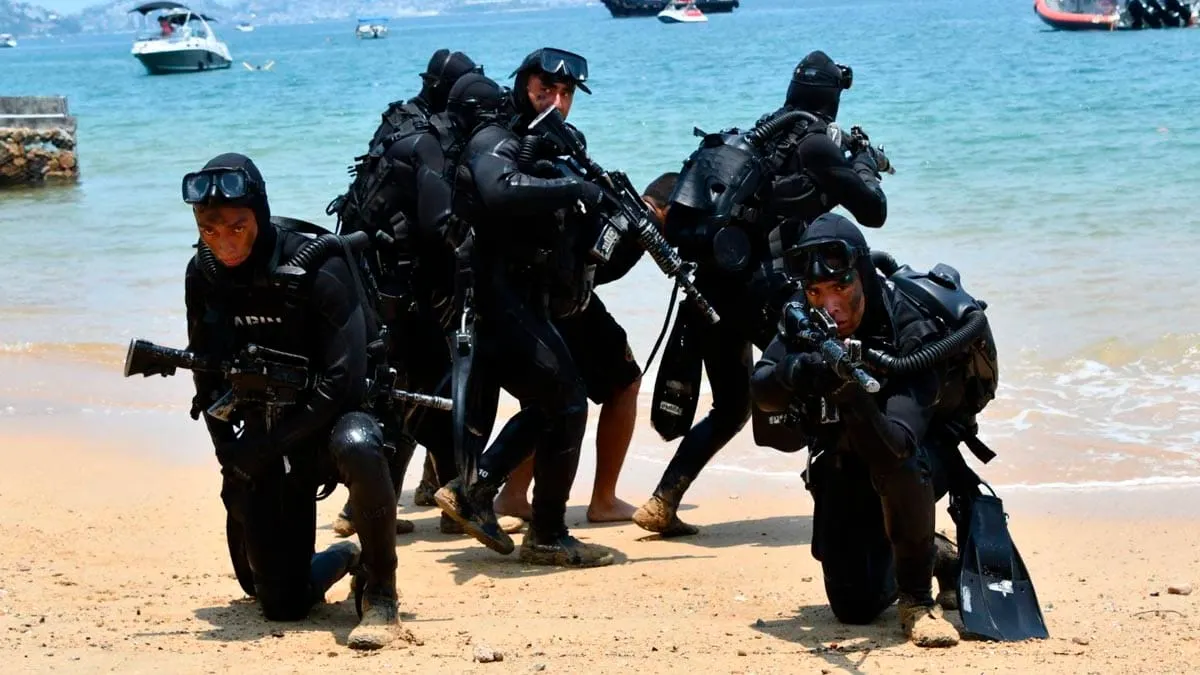 En Acapulco, una mujer se convierte en la primera egresada del buceo de combate naval