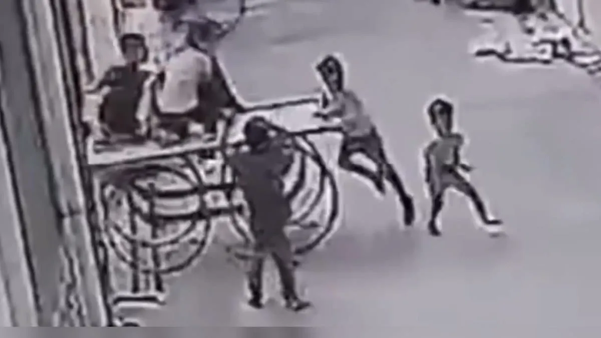 Niño de 6 años muere en India tras quedar prensado contra una pared mientras jugaba