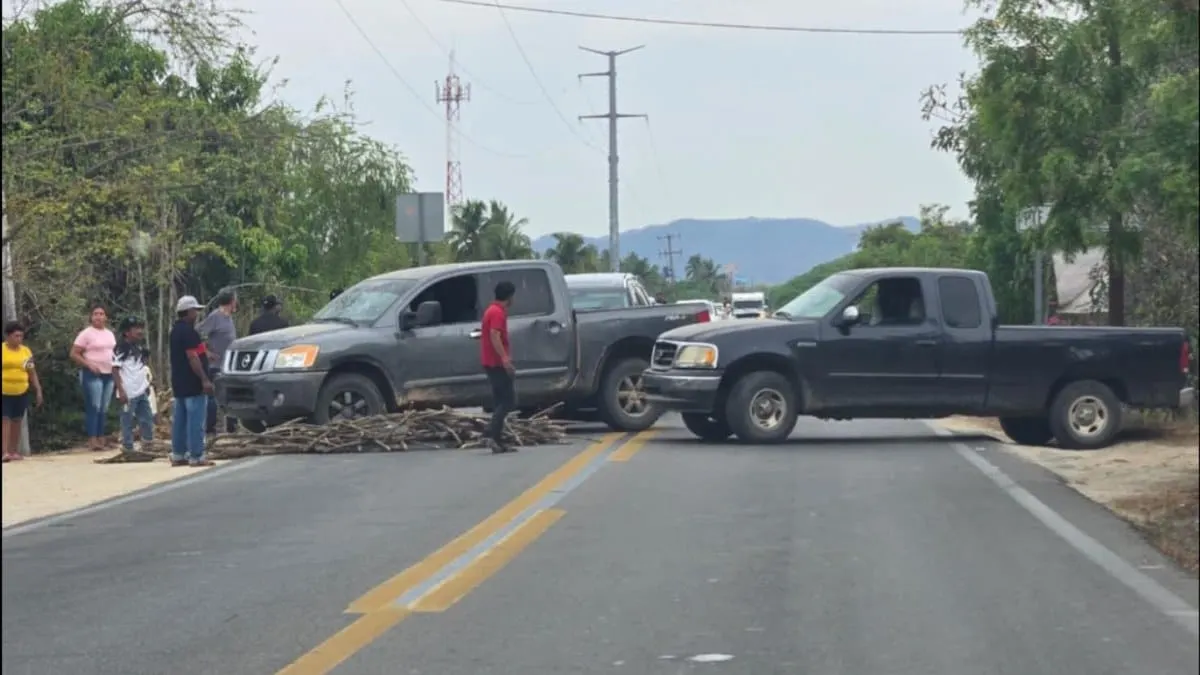 Bloqueo en Palos Blancos: frenan paso hacia Zihuatanejo y Petatlán
