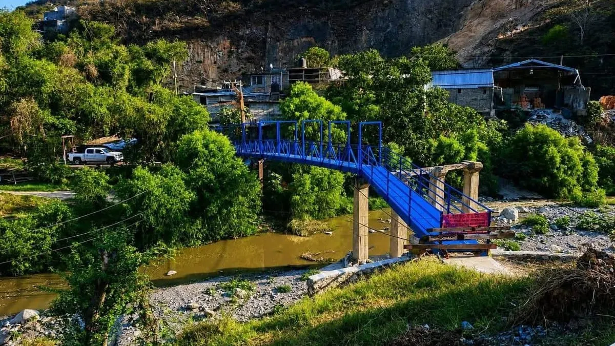 Gobierno de Chilpancingo entrega puente reparado en Petaquillas