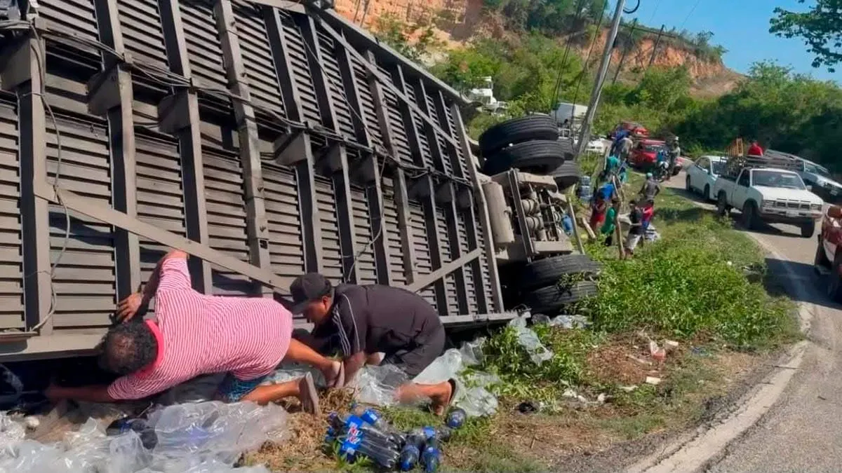 Tráiler de Pepsi vuelca en Acapulco y en minutos se llevan toda la mercancía