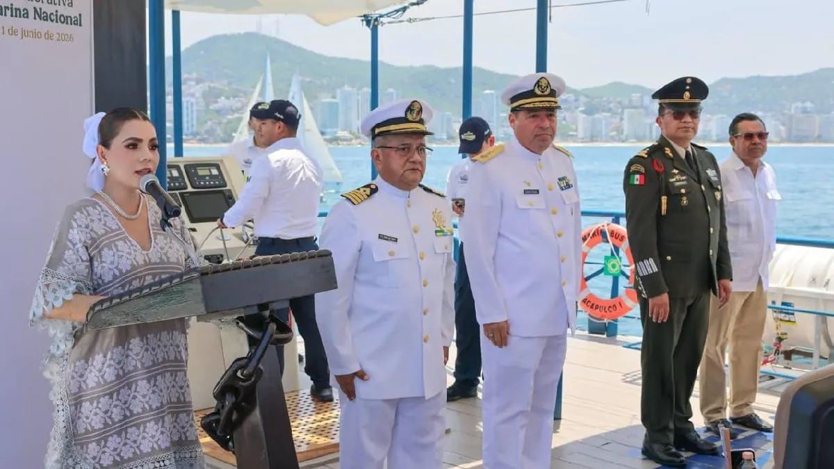 Evelyn Salgado reconoce a personal marítimo durante acto por el Día de la Marina Nacional
