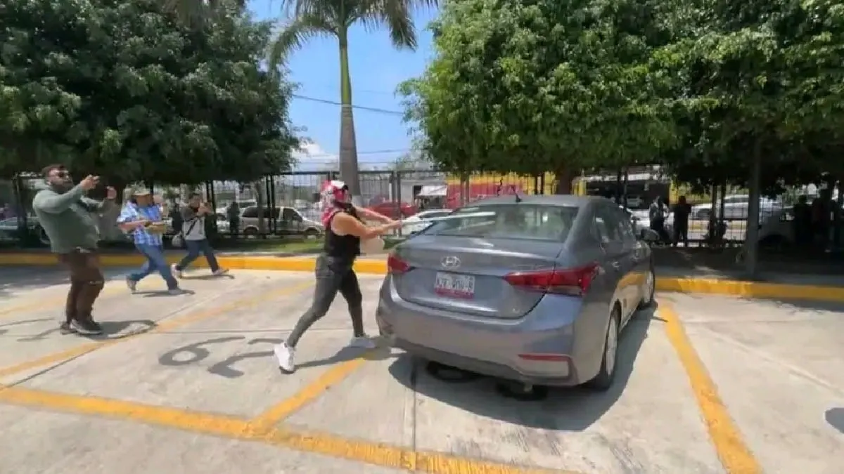 CETEG entra al Congreso de Guerrero y destrozan 12 vehículos; diputados evalúan acciones legales