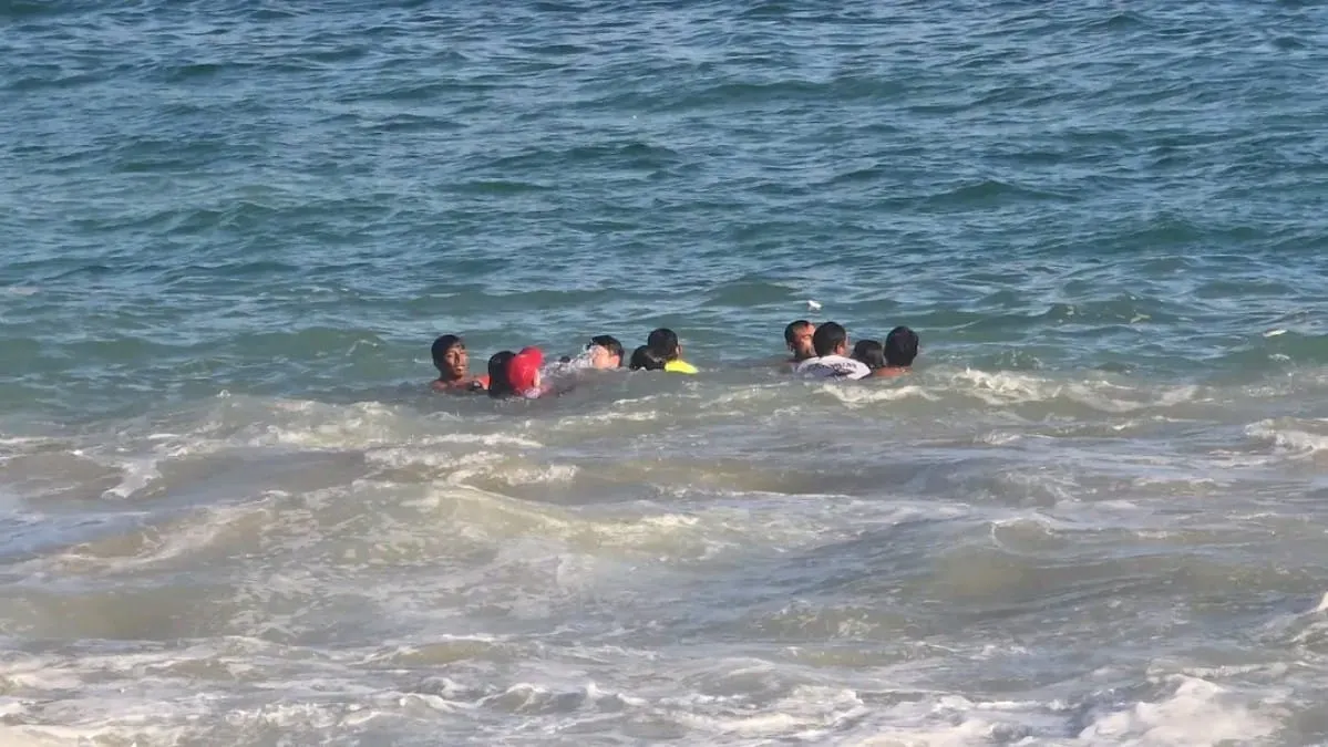 Dos niños y sus padres fueron arrastrados por el oleaje en una playa de Acapulco