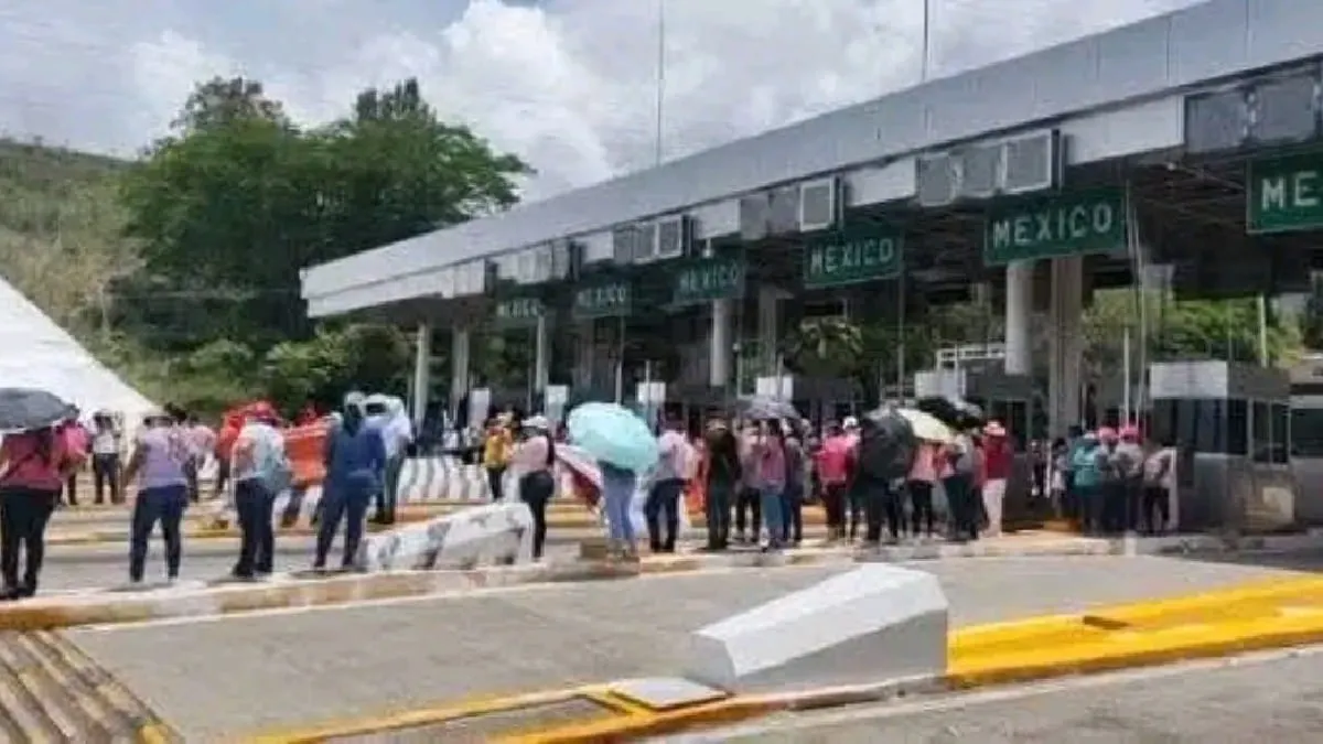 Maestros toman caseta de Palo Blanco; cobran 100 pesos para financiar protestas de la CNTE