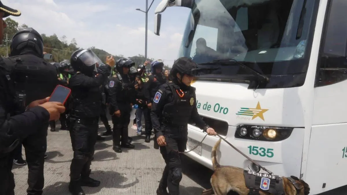 Retienen una hora a padres de Ayotzinapa en la entrada a CDMX; denuncian criminalización