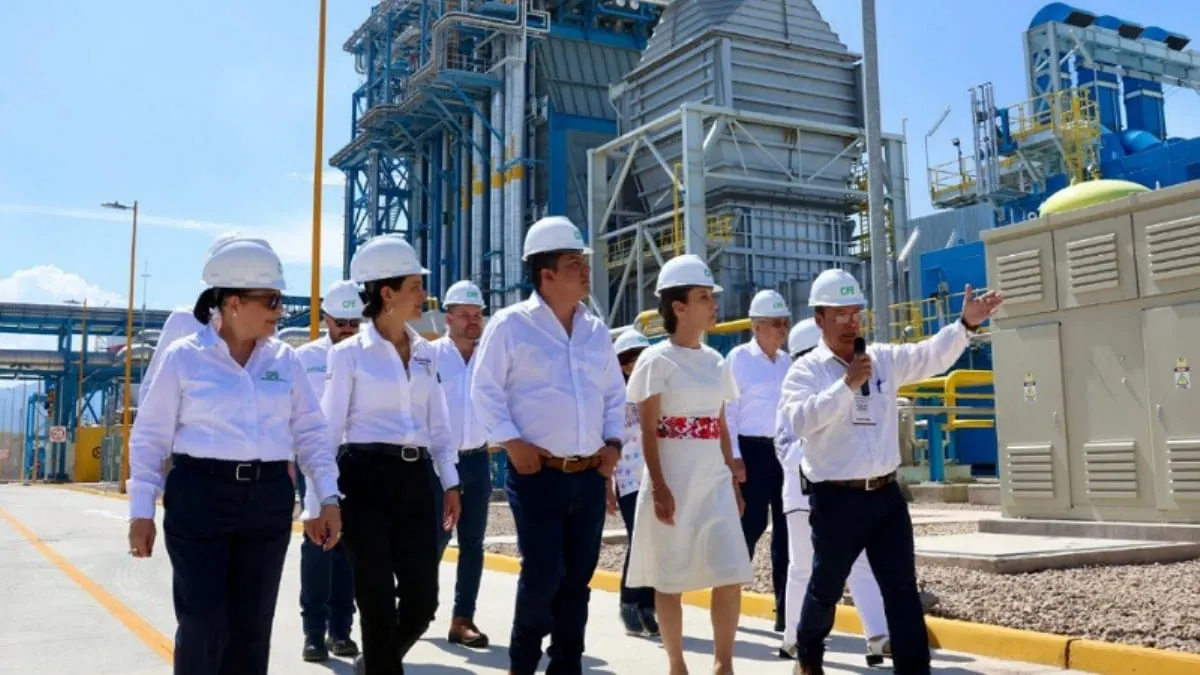 Alinea Sheinbaum plan de 32 mil MW para frenar avance de particulares.