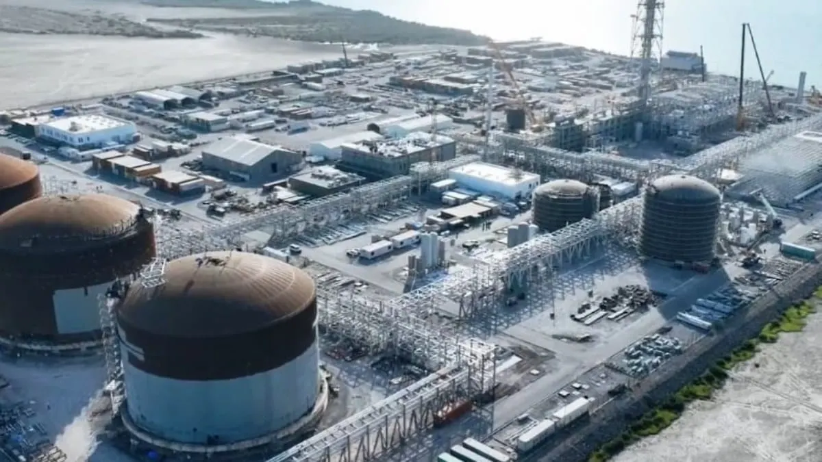 Modelo de explotación de recursos locales ("maquila de alta tecnología") con graves inconsistencias regulatorias, riesgos ambientales y opacidad financiera.