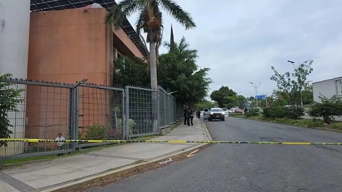 Hallan cuatro cuerpos dentro de auto abandonado junto al Congreso de Guerrero, en Chilpancingo
