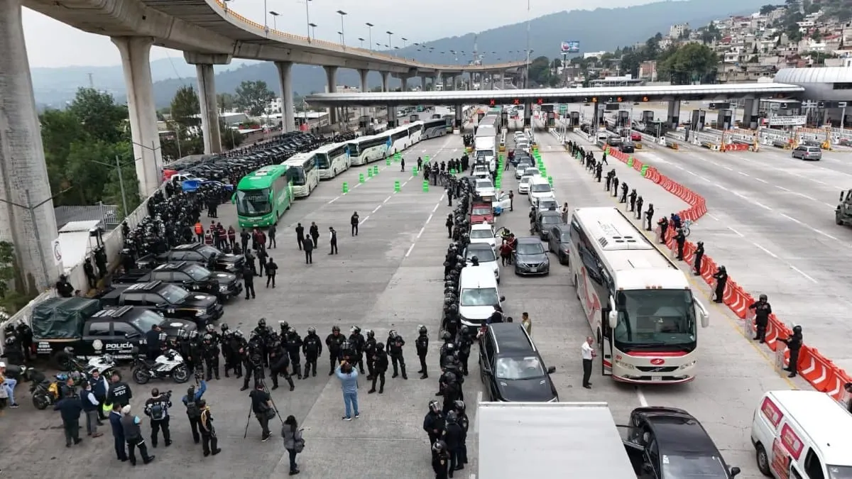 Impiden paso a colectivos y padres de los 43 en caseta de Tlalpan; se dirigían a conferencia en la CDMX