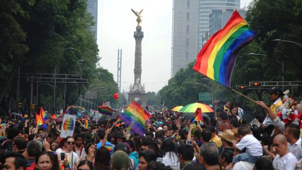 Participa por primera vez la SSC con un carro alegórico integrado por policías de la comunidad LGBT+.