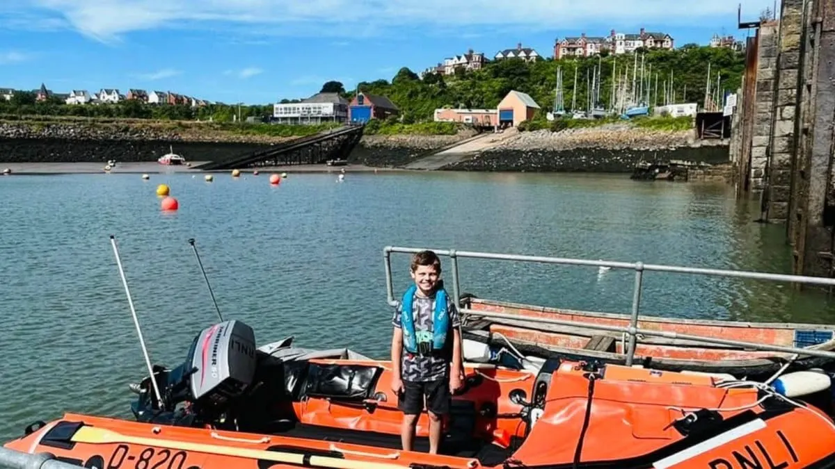 Niño de 8 años ayuda a salvar a su abuelo tras quedar a la deriva en su kayak en Gales