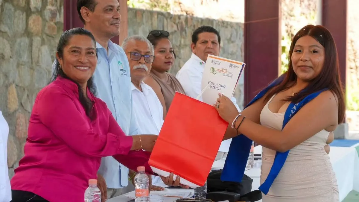 Abelina López apadrina graduación de 17 jóvenes de bachillerato en Los Órganos