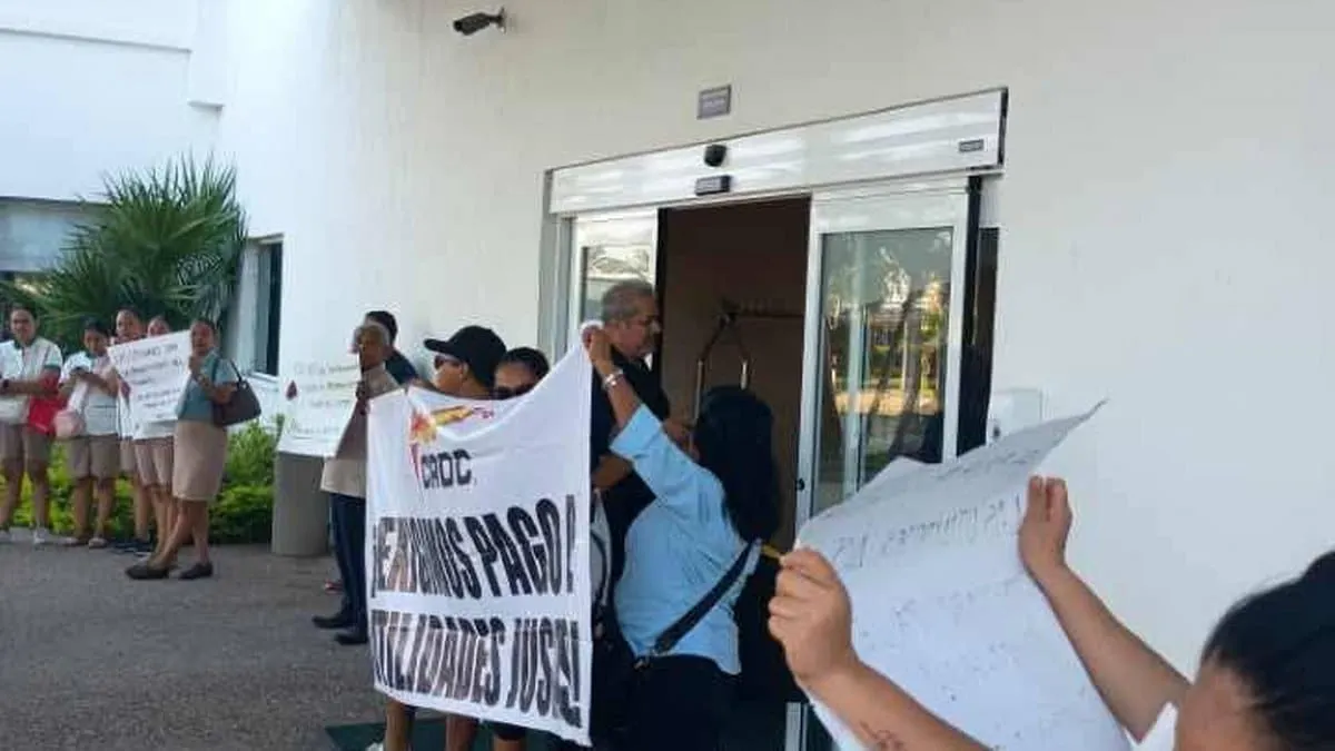 Protestan 60 empleados del Holiday Inn Diamante por falta de utilidades