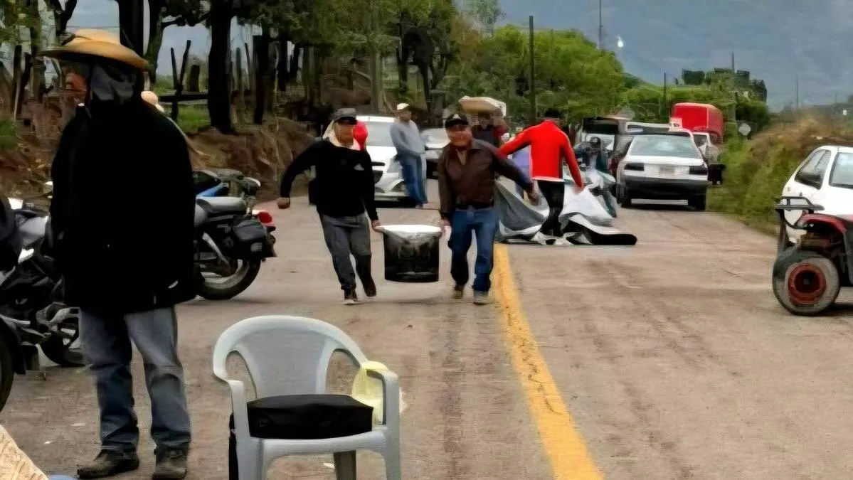 Liberan vía a Chilapa luego de que IMSS prometiera hospital en Atlixtac