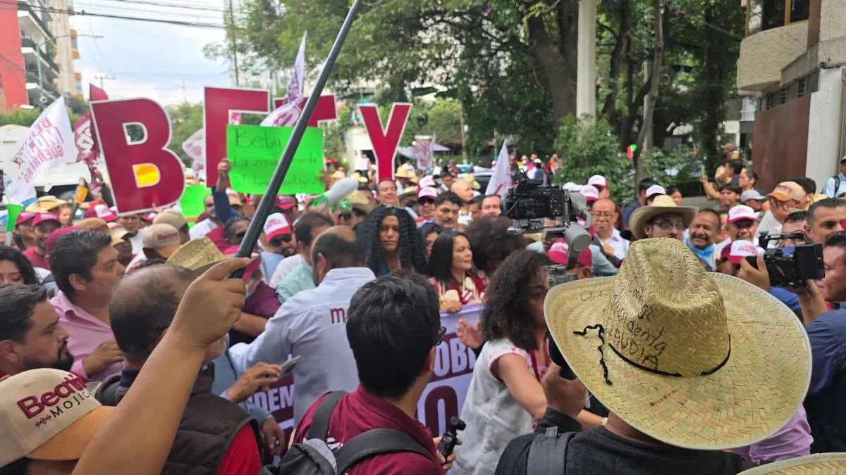 Con pendón, música y simpatizantes, Beatriz Mojica se registra por Guerrero ante Morena