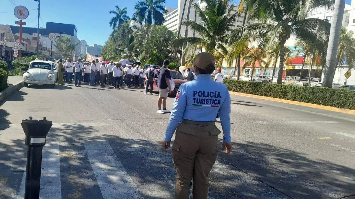 Maestros toman la Costera y desatan caos vial en Acapulco