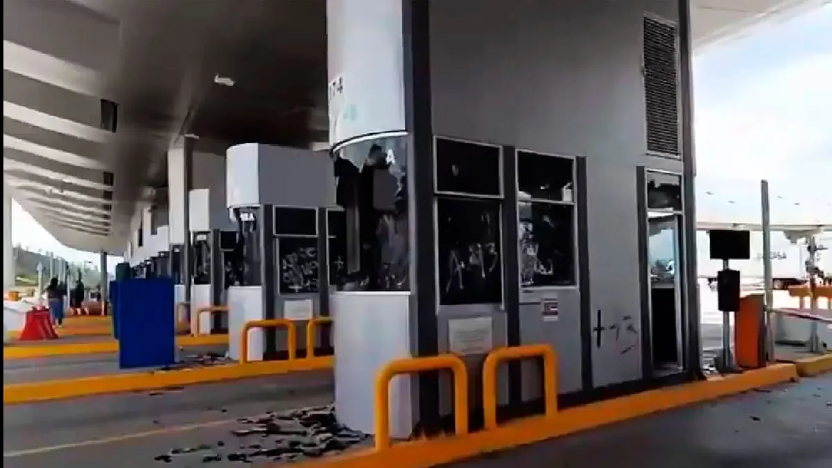Normalistas de Ayotzinapa toman caseta de Tlalpan y paralizan la México-Cuernavaca por horas