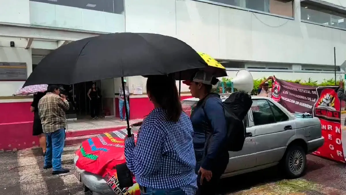 Maestros endurecen protestas: bloquean vialidades y toman casetas en Chilpancingo e Iguala