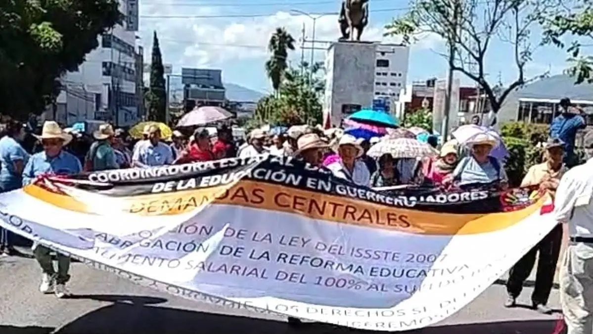 CETEG marcha y bloquea en Chilpancingo por acuerdos sobre Ley del ISSSTE
