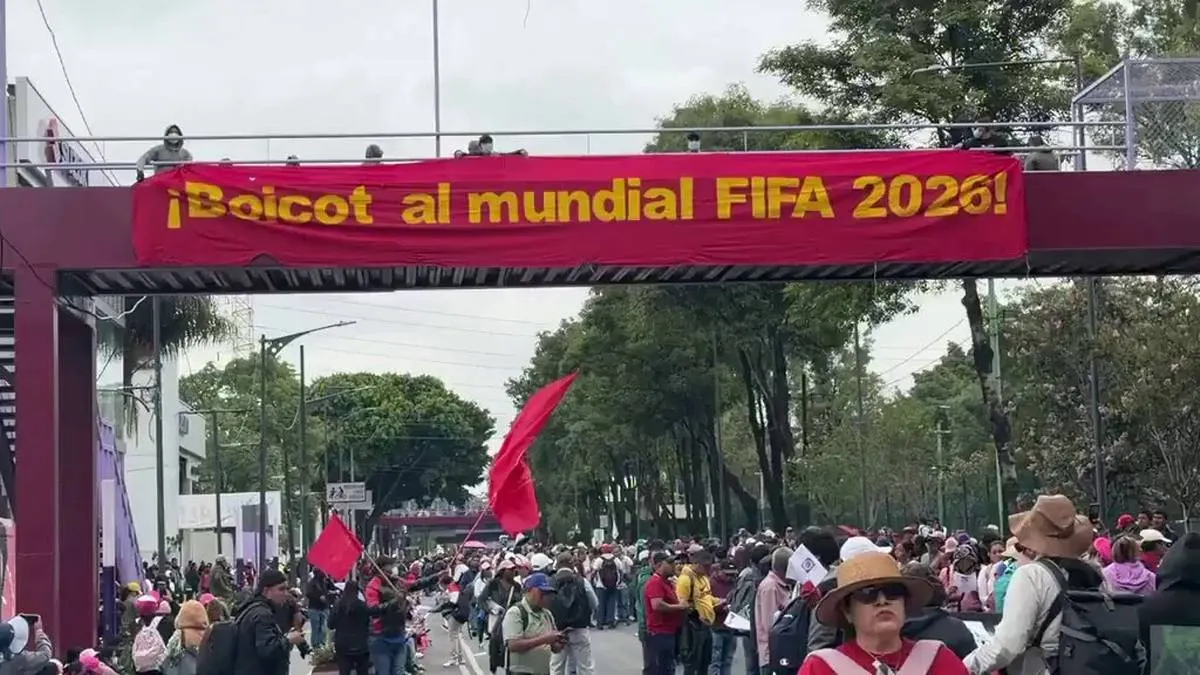 CNTE marcha hacia el Estadio Azteca a dos días del arranque del Mundial 2026