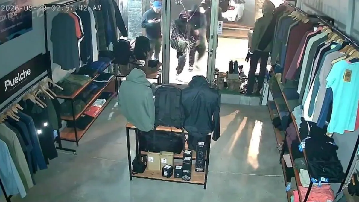 Cuatro hombres irrumpen a martillazos y saquean tienda de ropa en Chile