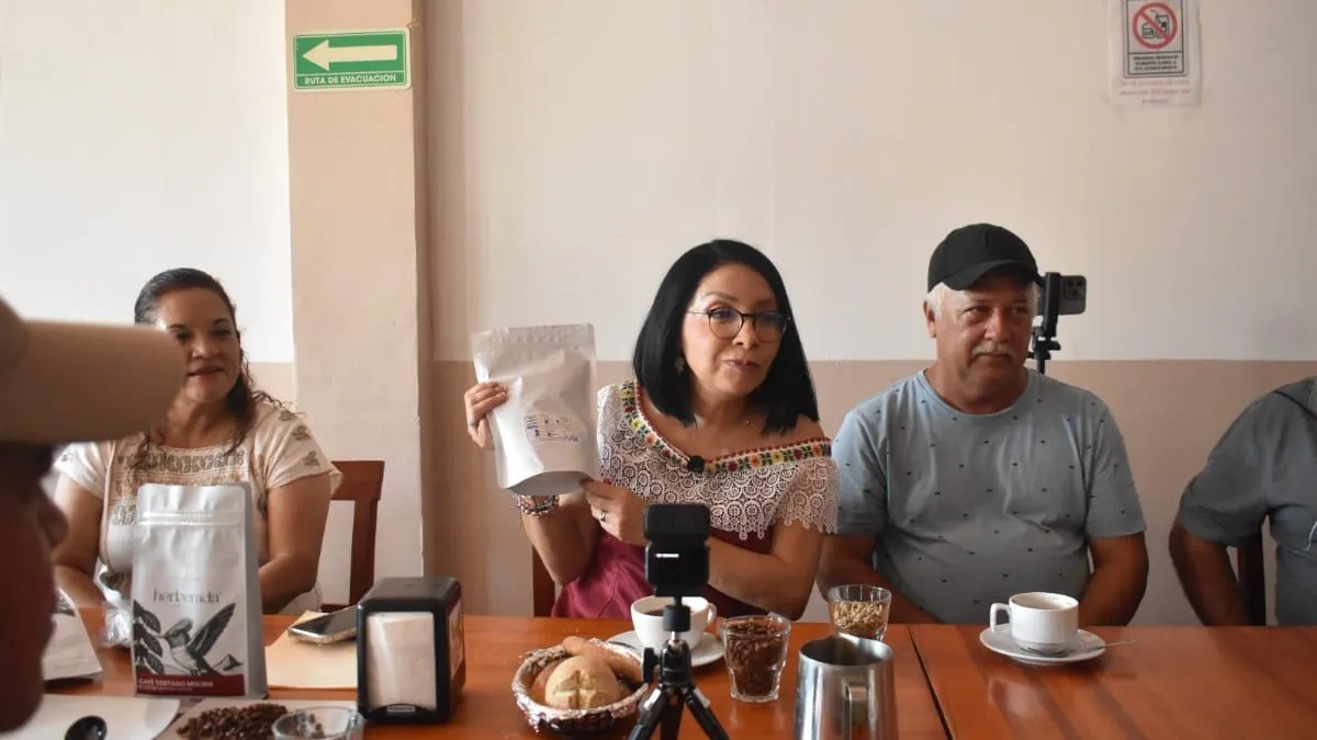 Durante gira por la Costa Grande, Esthela Damián sostiene encuentro con cafeticultores de Atoyac de Álvarez