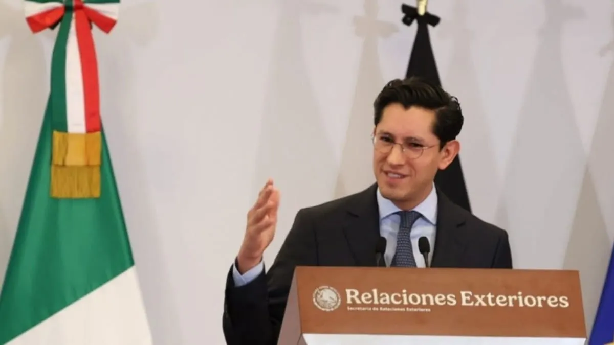 Enfría Roberto Velasco los rumores sobre cancelación de visas y subraya trato cordial con EU