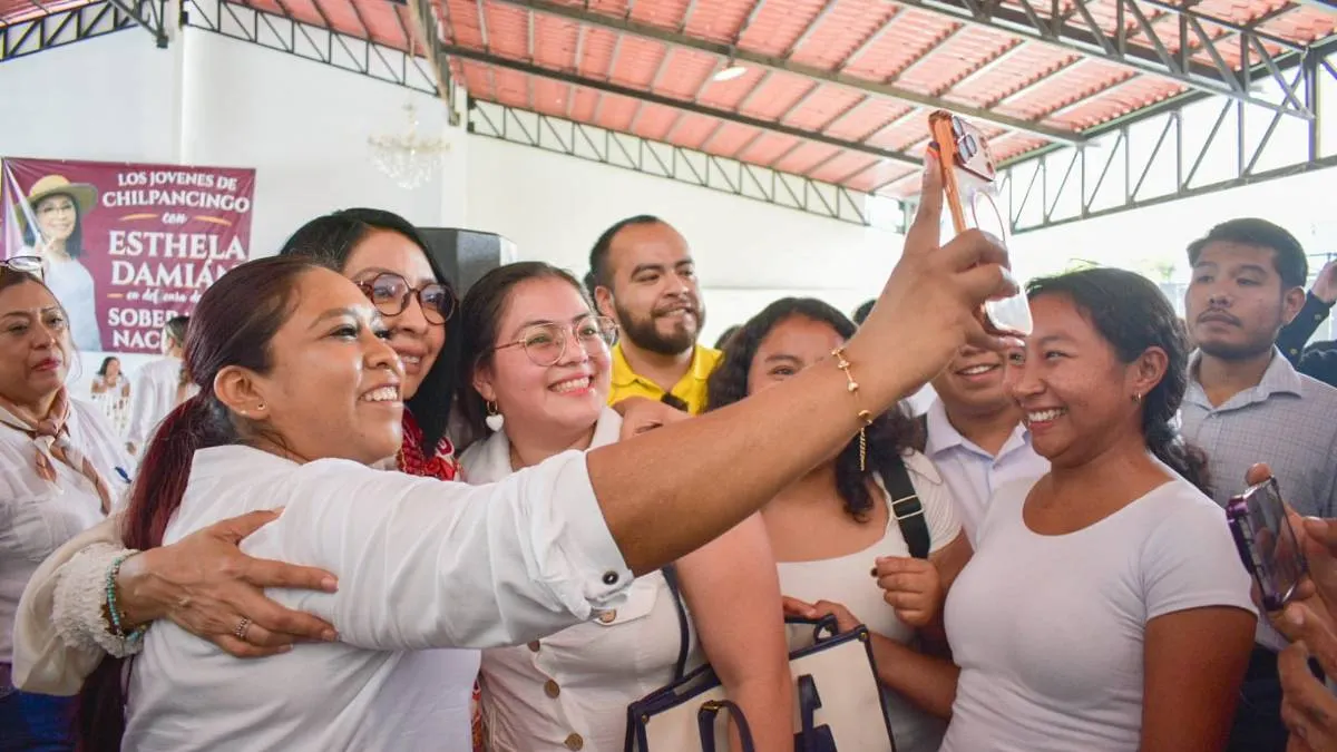 Estudiantes de la UAGro y Tecnológico respaldan a Esthela Damián en Chilpancingo