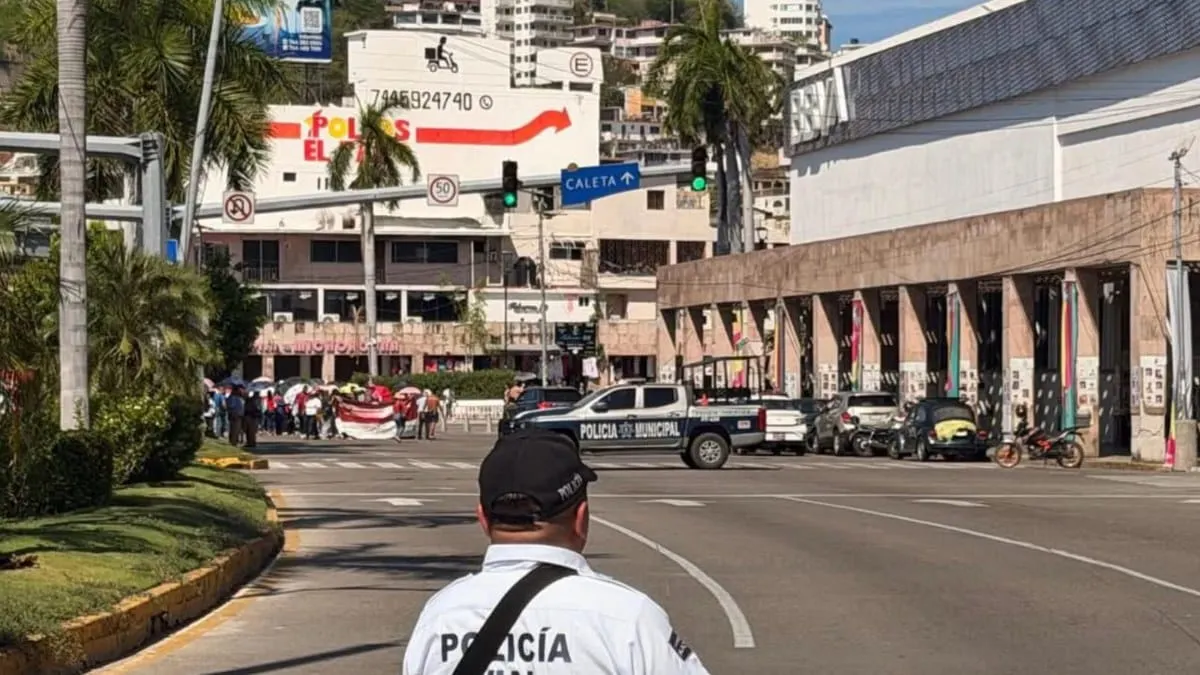 Maestros de la CETEG bloquean totalmente la Costera frente al Zócalo de Acapulco