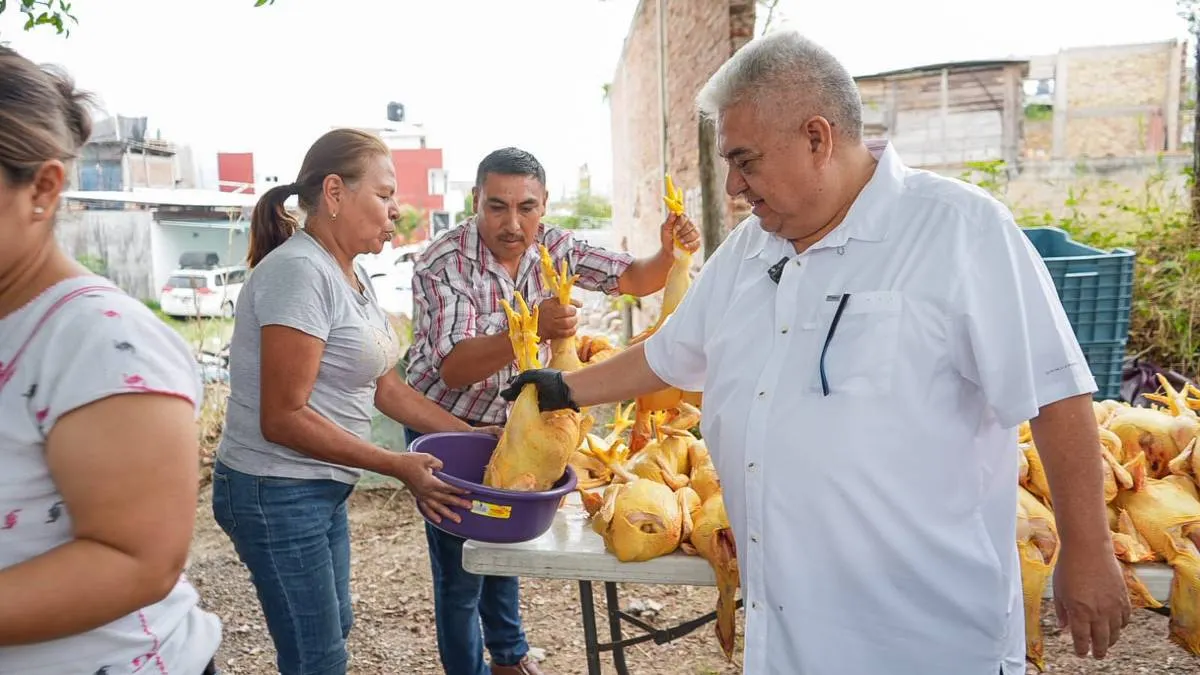 Gustavo Alarcón entrega 1,500 pollos a bajo costo; programa supera las 8 mil familias beneficiadas