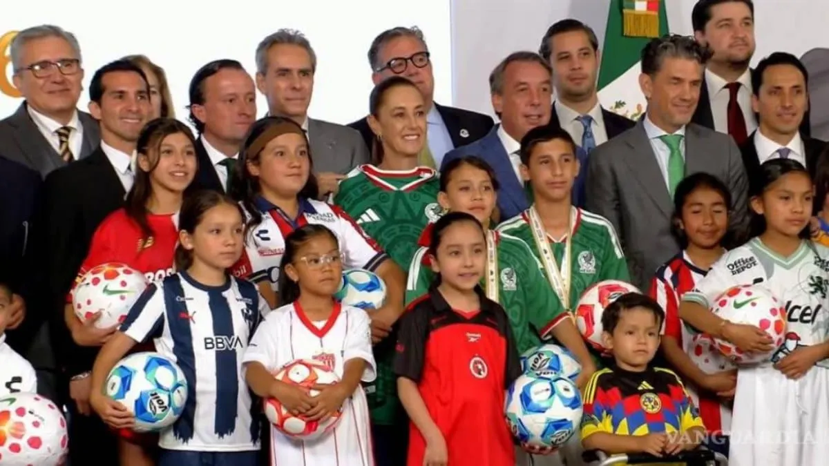 Sheinbaum logra acuerdo con la Liga MX para abrir escuelas de futbol en todo México