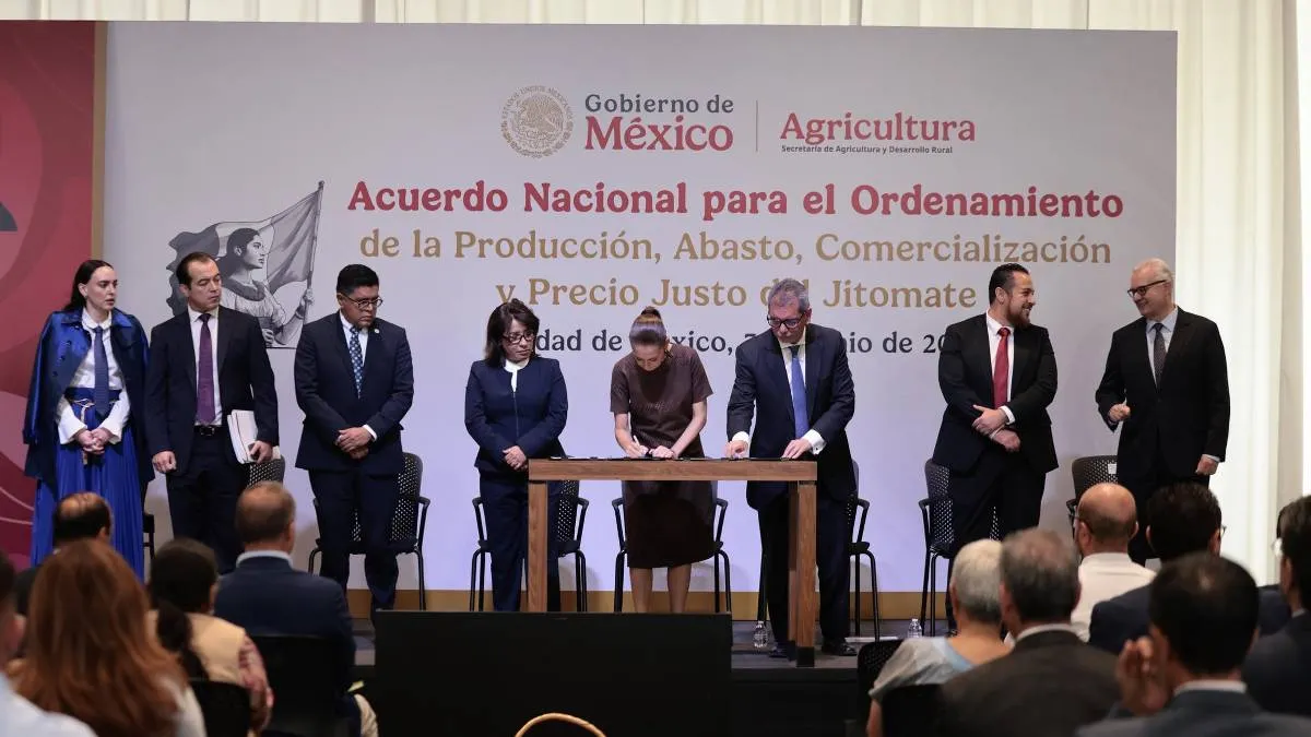 Sheinbaum firma acuerdo para que el jitomate se quede en México y baje de precio