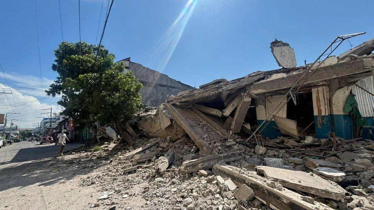 Suman 32 muertos por sismo de 7.8 en Filipinas; continúan los rescates