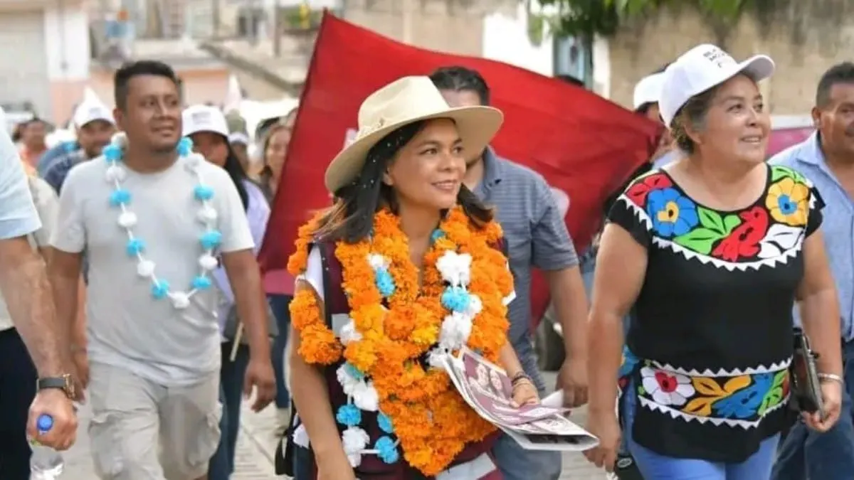 Beatriz Mojica muestra credencial del Gobierno Legítimo de AMLO y defiende su trayectoria en la izquierda