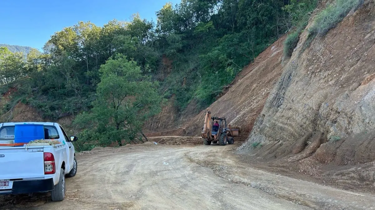 Quitan derrumbe y reabren carretera en Tlacoapa, Guerrero