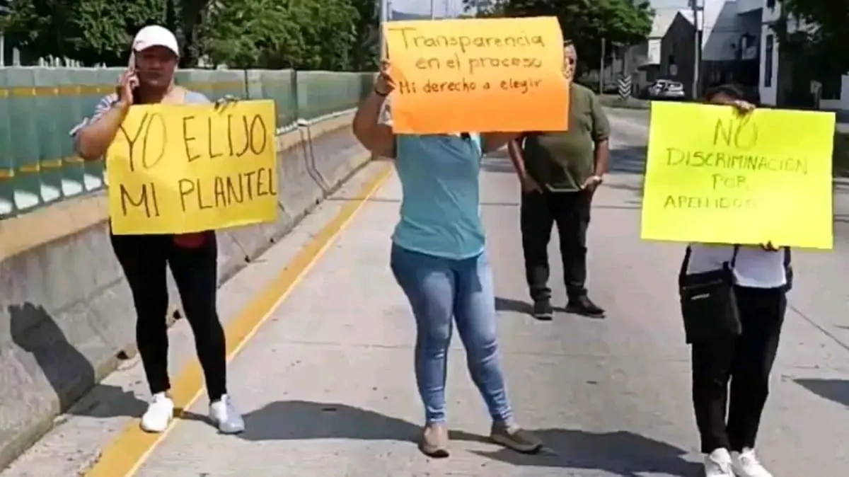 Bloquean bulevar en Chilpancingo; exigen revisar ingreso al CBTis 134 por presuntas irregularidades