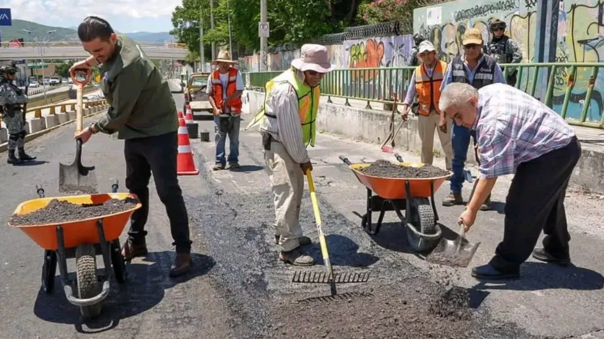 Gustavo Alarcón pone en marcha un programa permanente para tapar baches en Chilpancingo