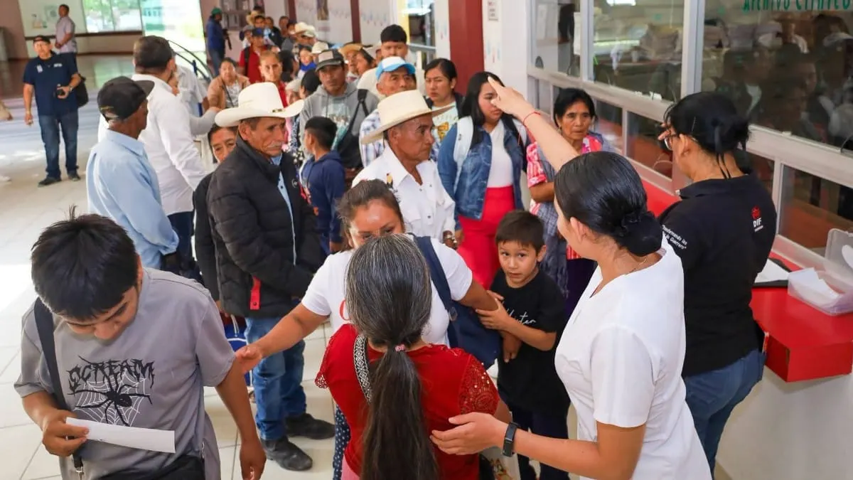 Gobierno de Guerrero entrega aparatos auditivos; repartirá casi 800 apoyos en todo el estado