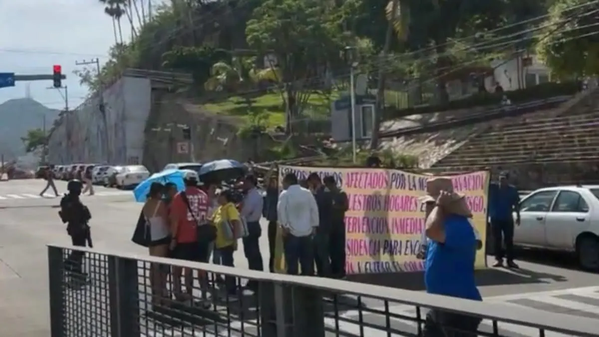 Bloquean en avenida Cuauhtémoc por riesgo de colapso en viviendas de Acapulco
