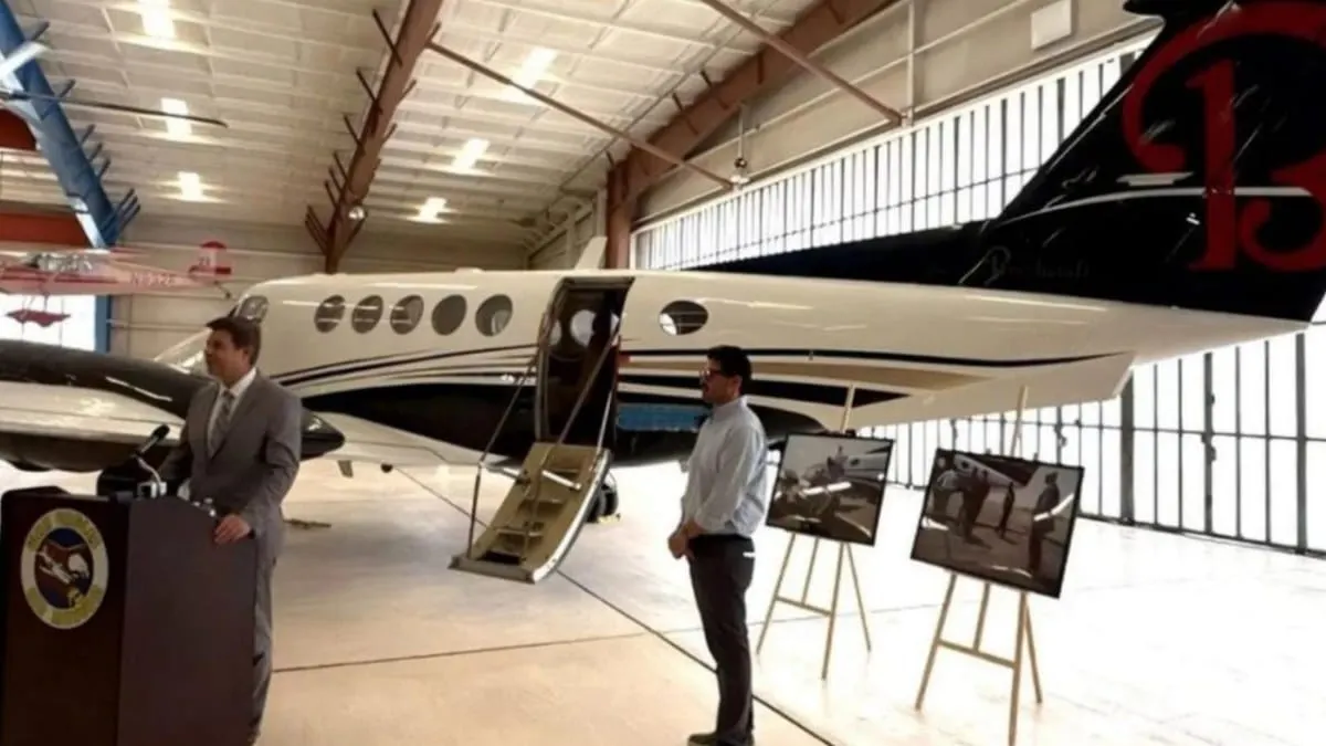 Del operativo al museo: exhiben el avión utilizado en la captura de 'El Mayo' Zambada