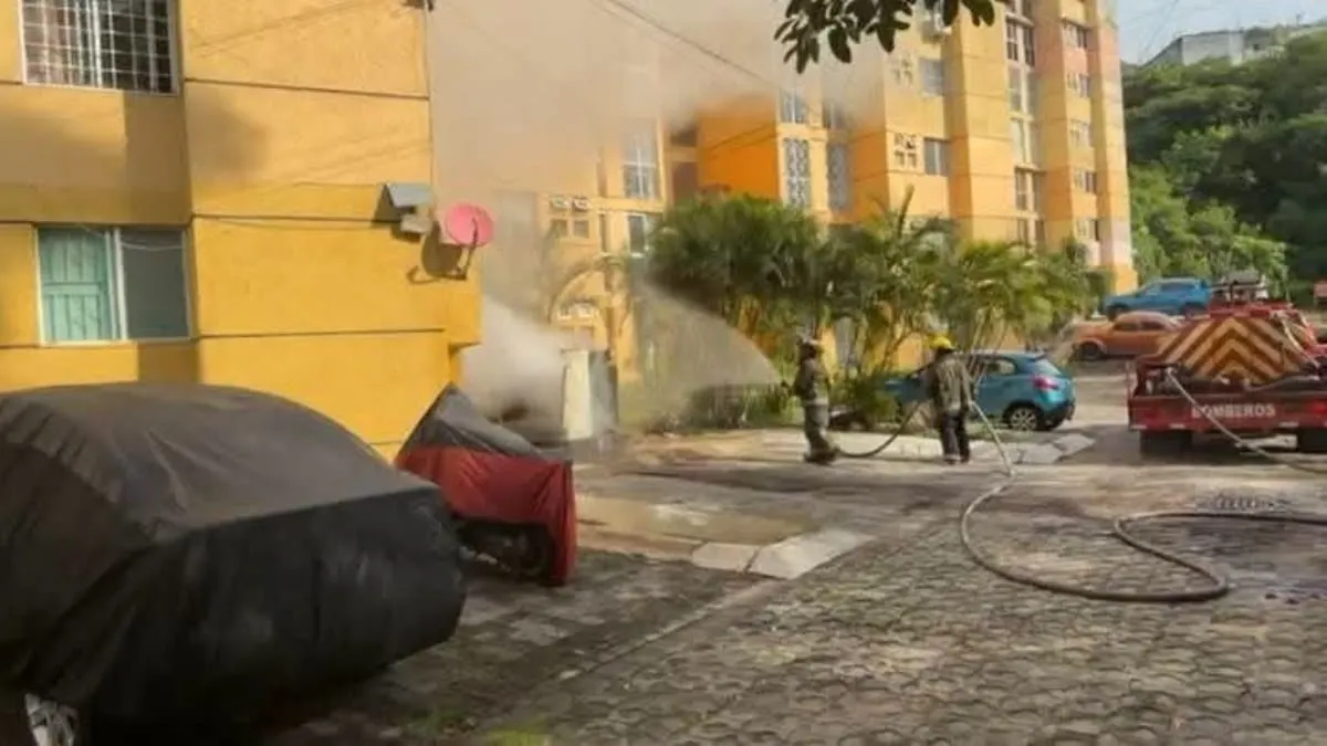 Incendio en avenida Solidaridad moviliza a cuerpos de emergencia en Acapulco
