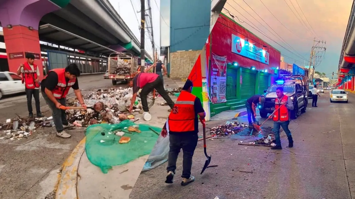 Intensas lluvias de la madrugada movilizan brigadas de limpieza en Acapulco para retirar basura