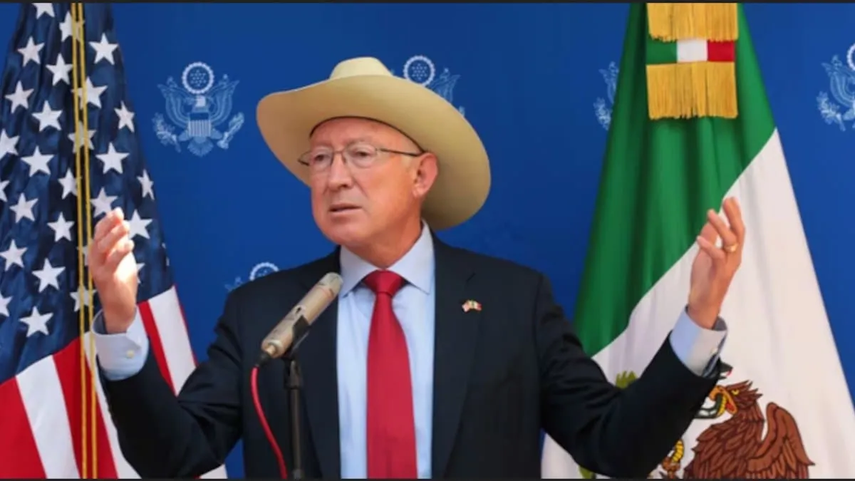 Ken Salazar insiste en que EU no operó el avión del 'Mayo' mientras la FGR lo tacha de mentiroso.