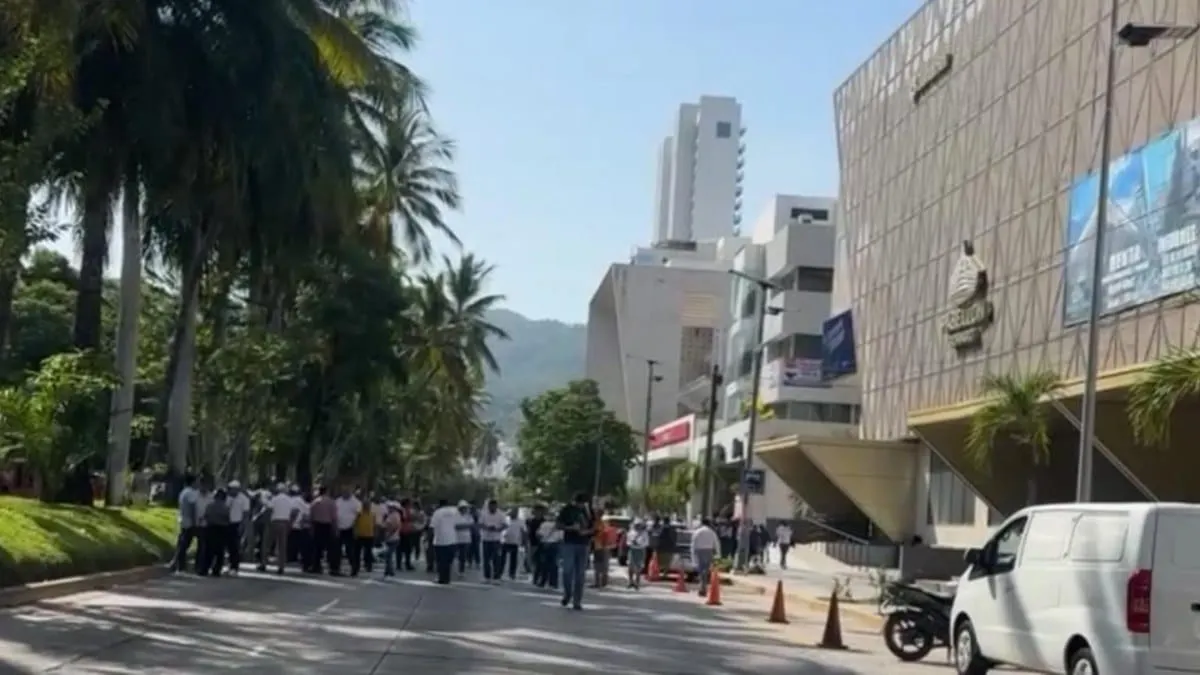 Maestros bloquean la Costera de Acapulco y complican tránsito en vacaciones