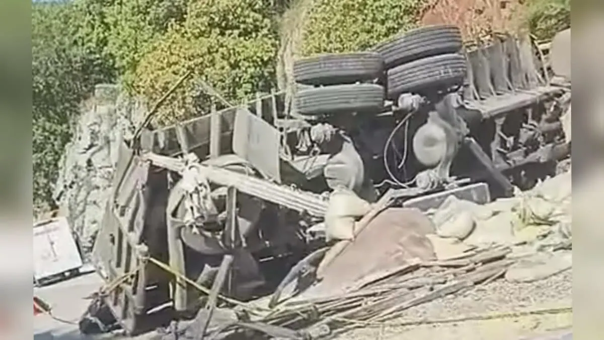 Mueren dos hombres tras la volcadura de tractocamión en la Autopista del Sol