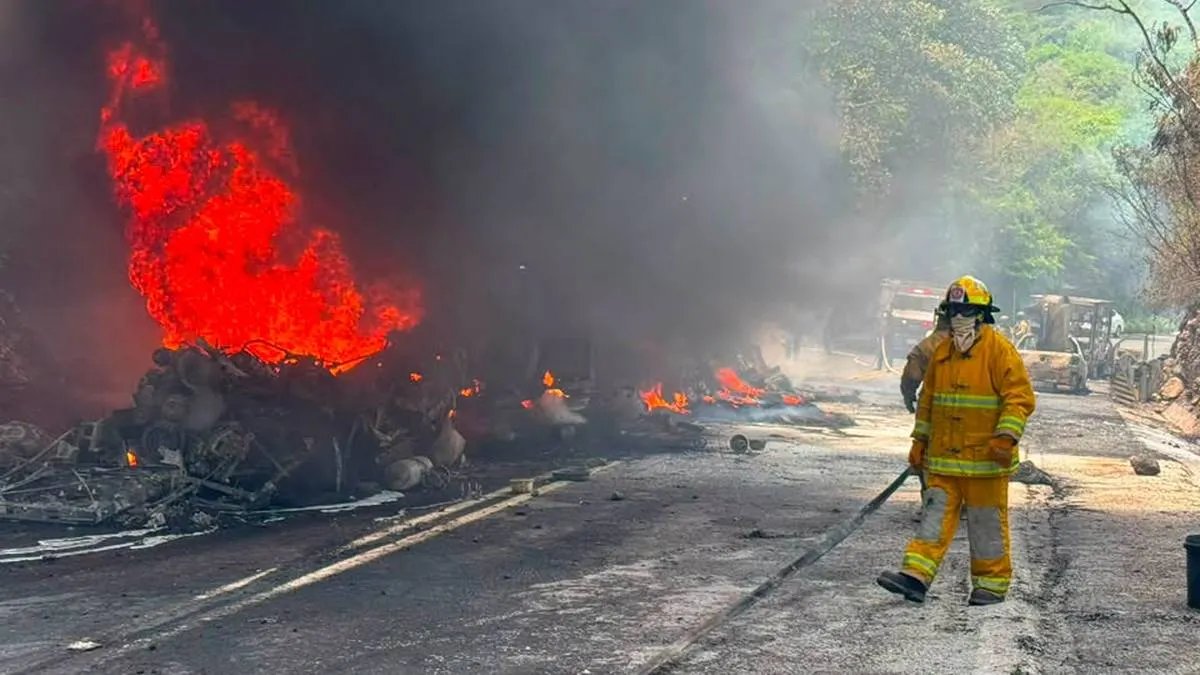 Se incendia pipa en la autopista Iguala-Cuernavaca; bomberos controlan llamas